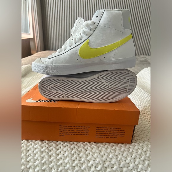 WMNS NIKE BLAZER MID '77 Lemon Venom SIZE 11 Like New! - Picture 5 of 5
